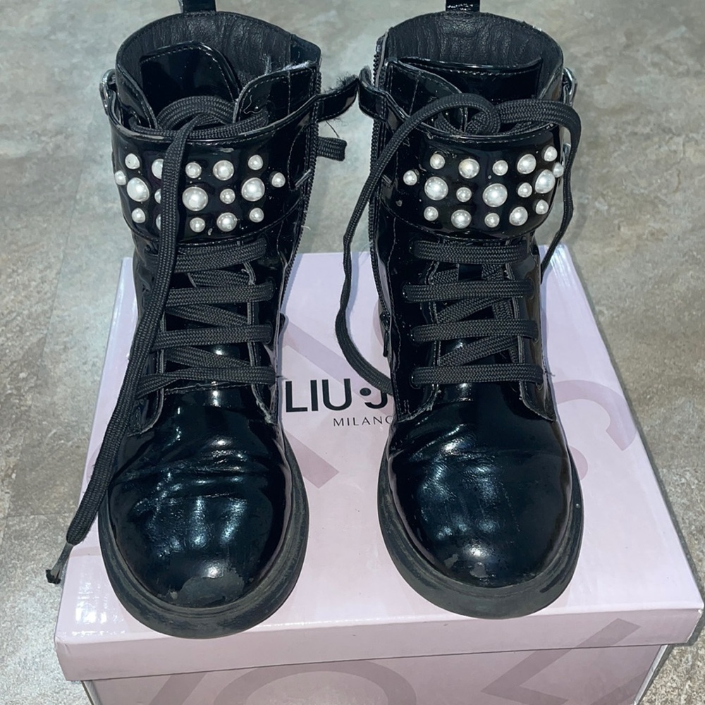 Girls lacquered boots